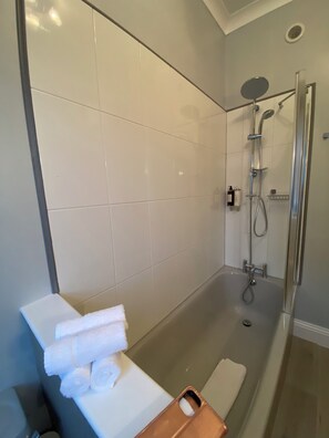 Luxury-Apartment, Mehrere Betten | Badezimmer | Haartrockner