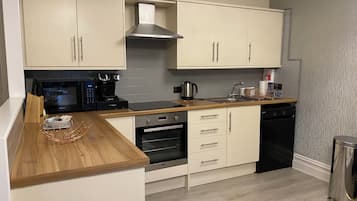 Luxury Apartment, Multiple Beds | Private kitchen