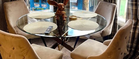 Luxury Apartment, Multiple Beds | In-room dining