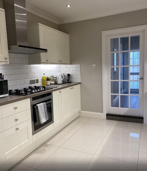 Fridge, microwave, oven, stovetop - Beautiful 2-bed Apartment in Lingfield (Lingfield)