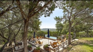 Une terrasse en bois avec des meubles d’extérieur, un jacuzzi et une vue sur le paysage.