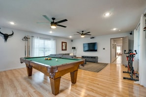 Game room - Top-rated! Gated 4-acre with game room, XL SwimSpa, Firepit (Leander)