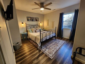 2 habitaciones, escritorio y tabla de planchar con plancha 