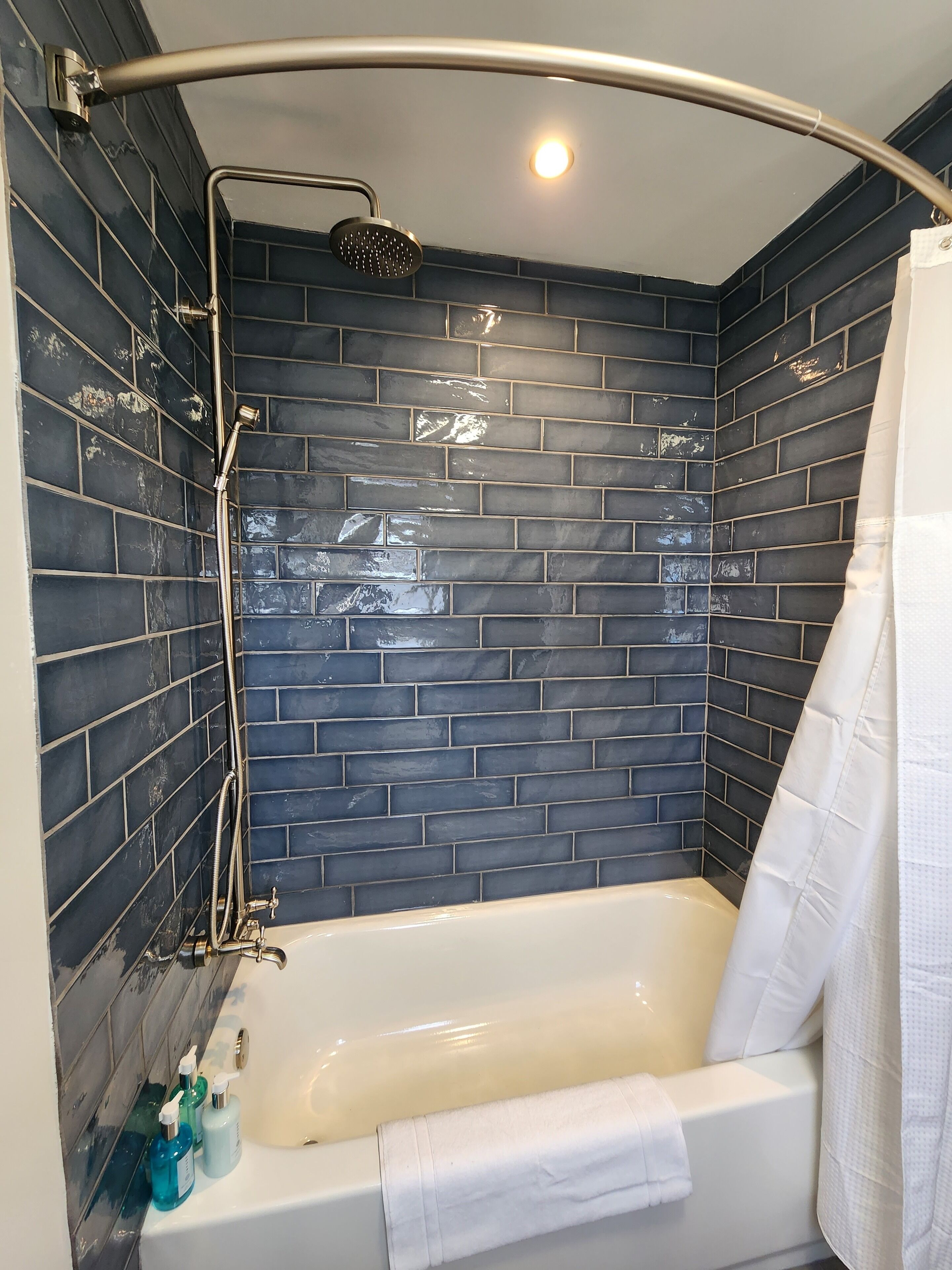 Sèche-cheveux, serviettes fournies, savon, shampoing