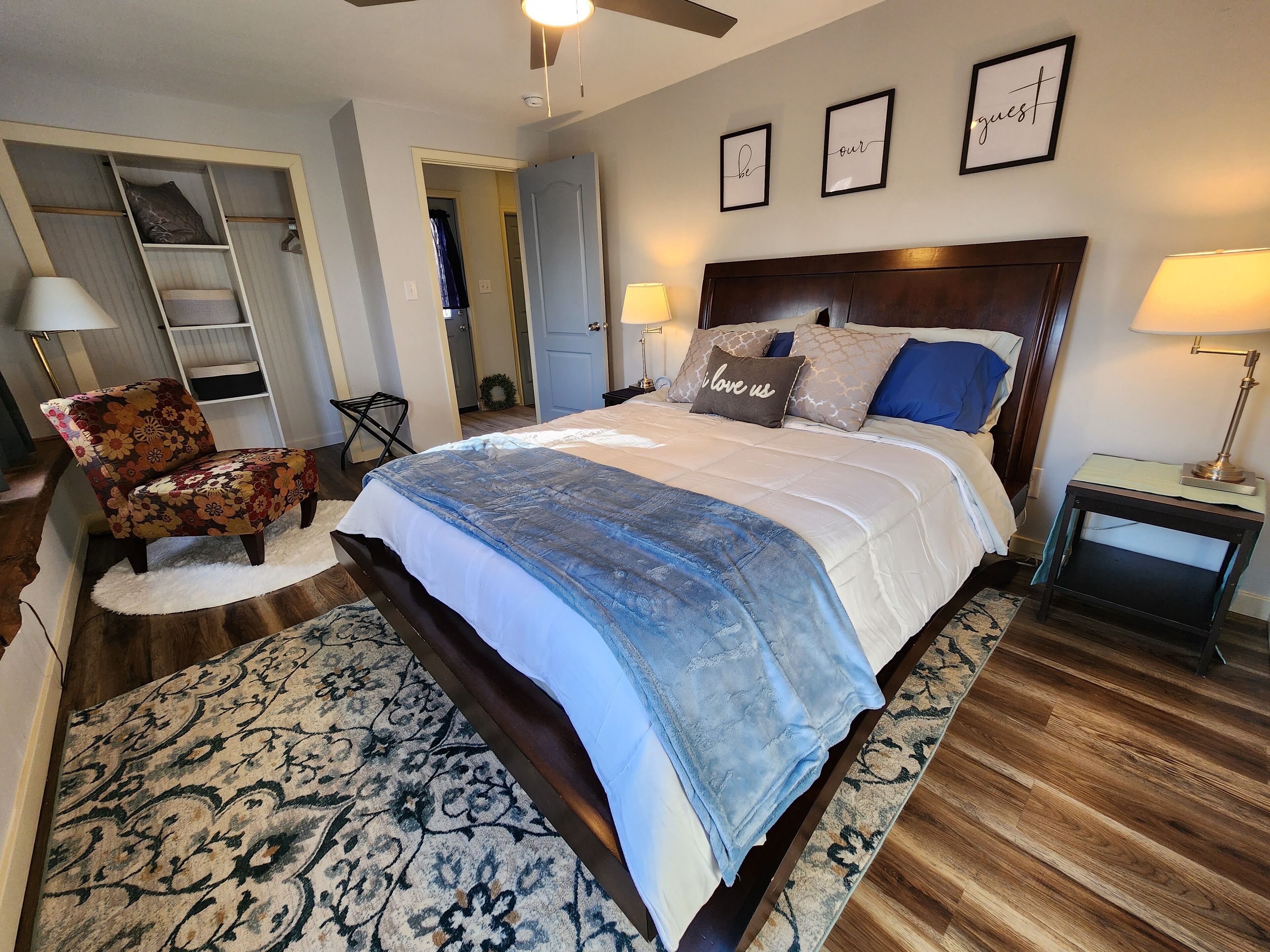 2 chambres, bureau, fer et planche à repasser, lit de bébé portatif