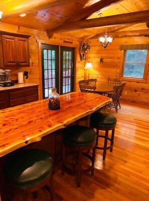 Dining - Turkey Ridge Cabin (Harpers Ferry)