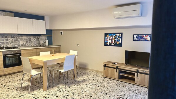 Dining - S122 Sirolo, one bedroom apartment 50 meters from the square (Sirolo)