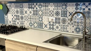 Kühlschrank, Ofen, Esstisch