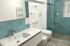 Shower, hair dryer, bidet, towels - S122 Sirolo, one bedroom apartment 50 meters from the square (Sirolo)