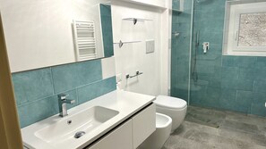 Shower, hair dryer, bidet, towels - S122 Sirolo, one bedroom apartment 50 meters from the square (Sirolo)