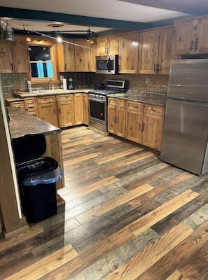 Private kitchen - Drop Tine Ridge w/Hot Tub (Lansing)