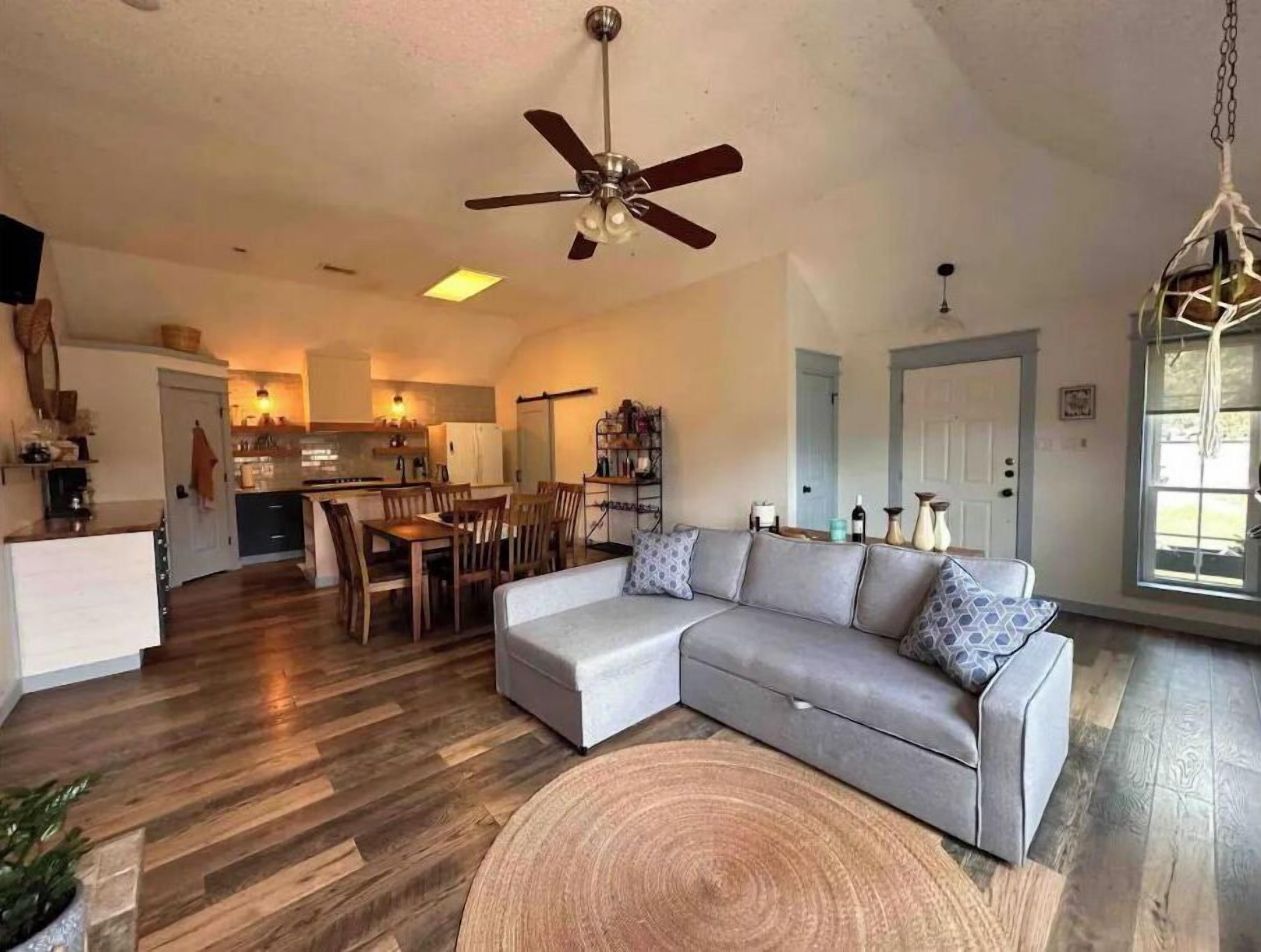 Newly renovated country style home w/ huge backyard, only 7m to Sea World!
