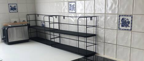 冷蔵庫、オーブン、コンロ、電気ポット