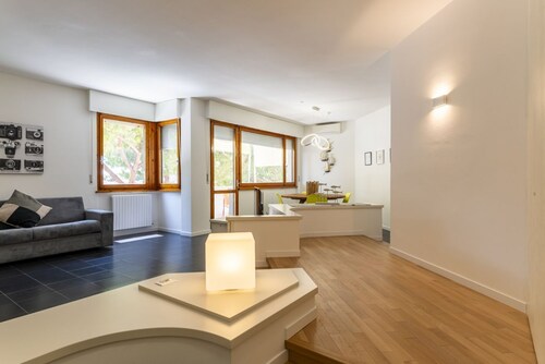 GuestHost - Livorno Sea View Flat W/ Balconies near the Beach!