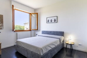 2 bedrooms, desk, iron/ironing board, Internet