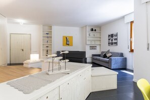 Interior - GuestHost - Livorno Sea View Flat W/ Balconies near the Beach! (Livorno)