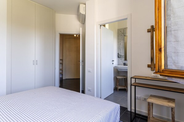 2 bedrooms, desk, iron/ironing board, Internet