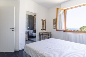 2 habitaciones, escritorio, tabla de planchar con plancha y internet 