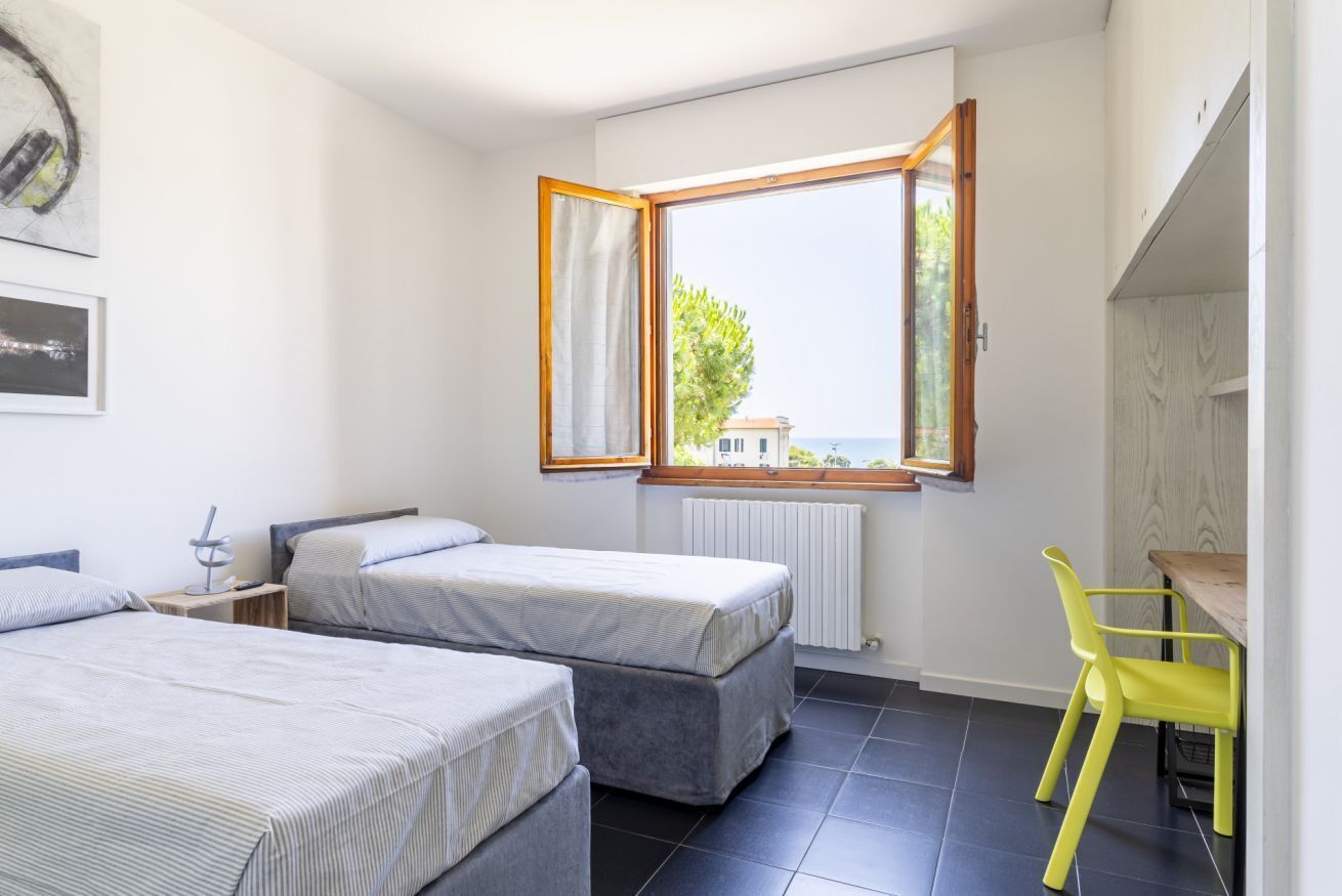 2 bedrooms, desk, iron/ironing board, Internet