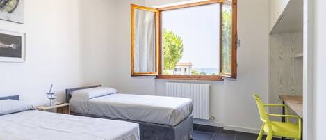 2 bedrooms, desk, iron/ironing board, Internet