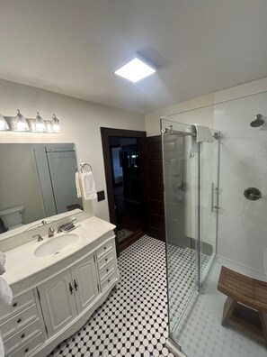 Standard Room 403 | Bathroom | Free toiletries, hair dryer, towels, soap - Damascus Old Mill Inn (Damascus)