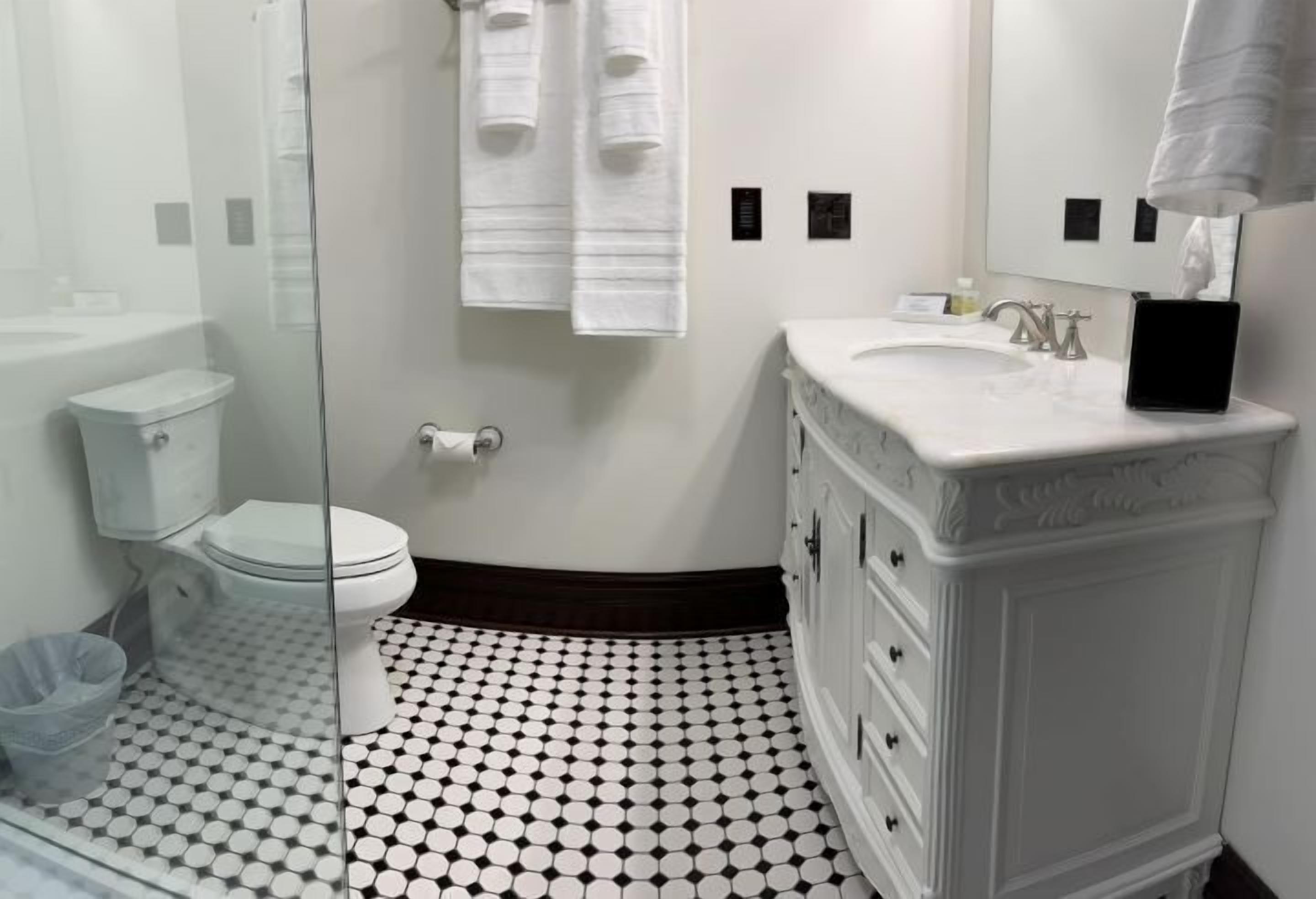 Ein Badezimmer mit Toilette, Waschbecken und Spiegel.