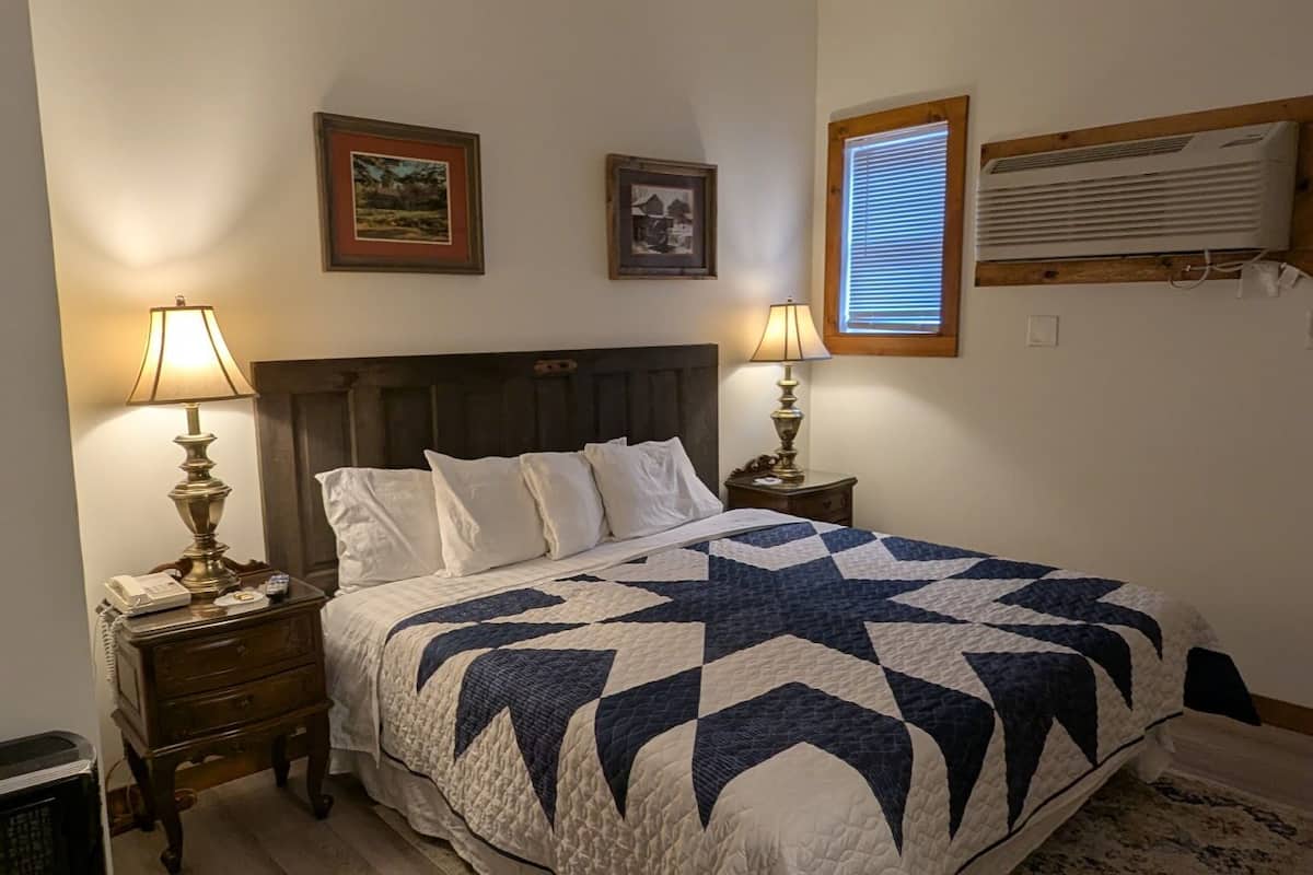 Economy Room 304 | 1 bedroom, individually decorated, individually furnished