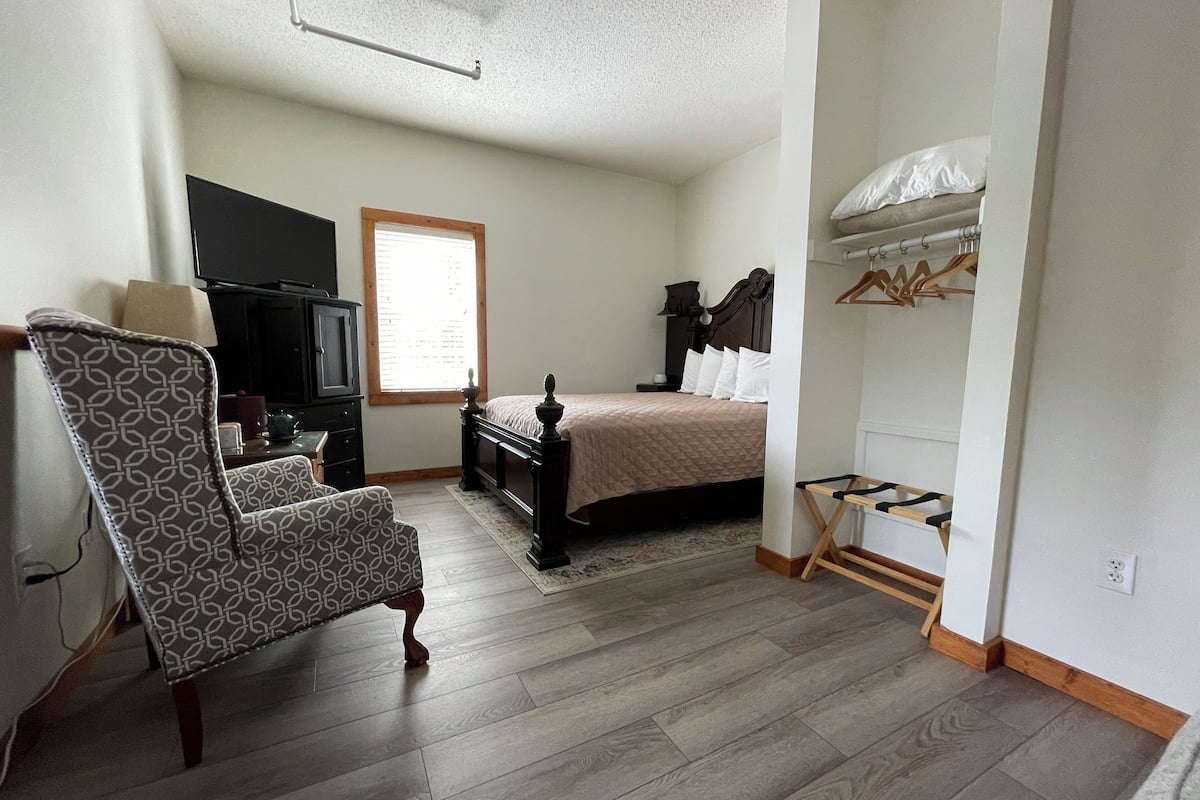 Standard Room 201 | 1 bedroom, individually decorated, individually furnished