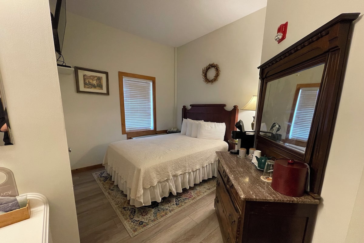 Economy Room 302 | 1 bedroom, individually decorated, individually furnished