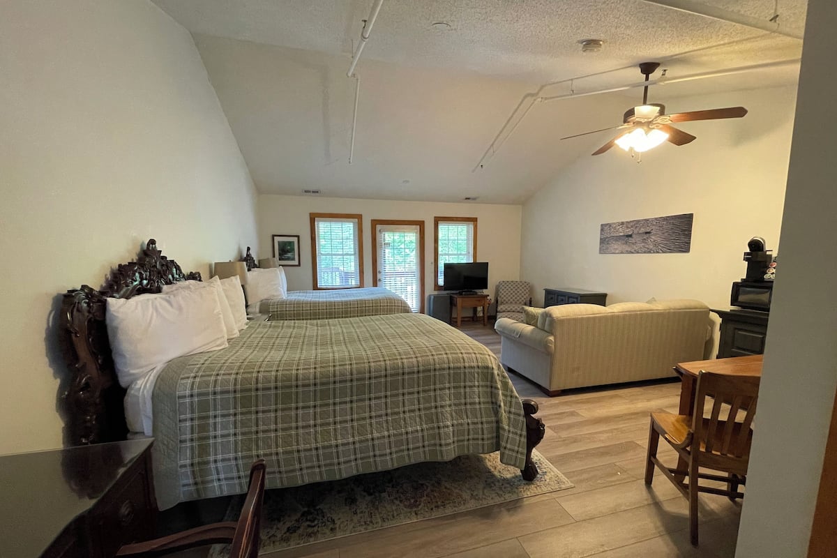 Premium Room 205 | 1 bedroom, individually decorated, individually furnished