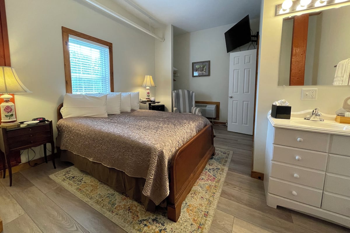 Economy Room 301 | 1 bedroom, individually decorated, individually furnished