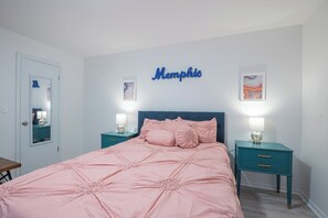 1 slaapkamer, een strijkplank/strijkijzer, wifi, beddengoed