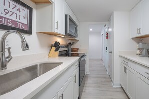 Dining tables - Top Floor Condo in Germantown Memphis - Pool & Convenient to Hospitals & MORE! (Memphis)