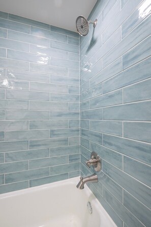 Hair dryer, towels, soap, shampoo - Top Floor Condo in Germantown Memphis - Pool & Convenient to Hospitals & MORE! (Memphis)