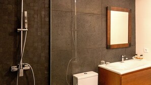 Studio Standard | Salle de bain | Douche, articles de toilette gratuits, sĂšche-cheveux