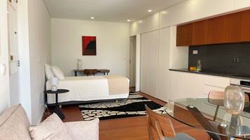 Superior-Studio | 1 Schlafzimmer, individuell dekoriert, laptopgeeigneter Arbeitsplatz