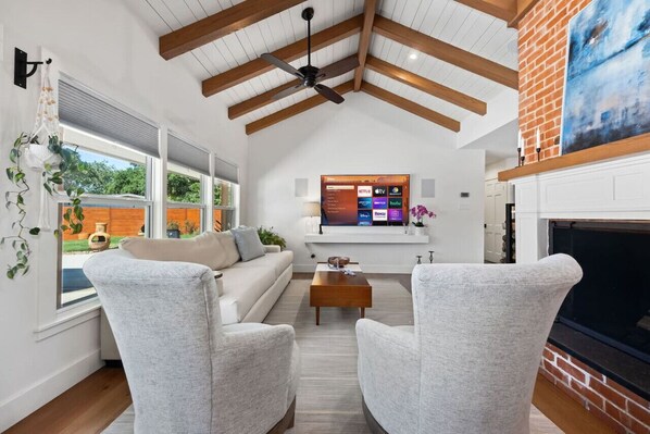 TV, fireplace, stereo - Casa Azul-Five-Star Retreat/Heated Pool (San Antonio)