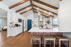 Fridge, microwave, oven, stovetop - Casa Azul-Five-Star Retreat/Heated Pool (San Antonio)