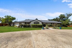 Exterior - Casa Azul-Five-Star Retreat/Heated Pool (San Antonio)