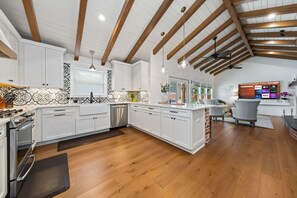 Fridge, microwave, oven, stovetop - Casa Azul-Five-Star Retreat/Heated Pool (San Antonio)