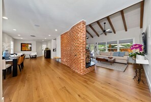 TV, fireplace, stereo - Casa Azul-Five-Star Retreat/Heated Pool (San Antonio)