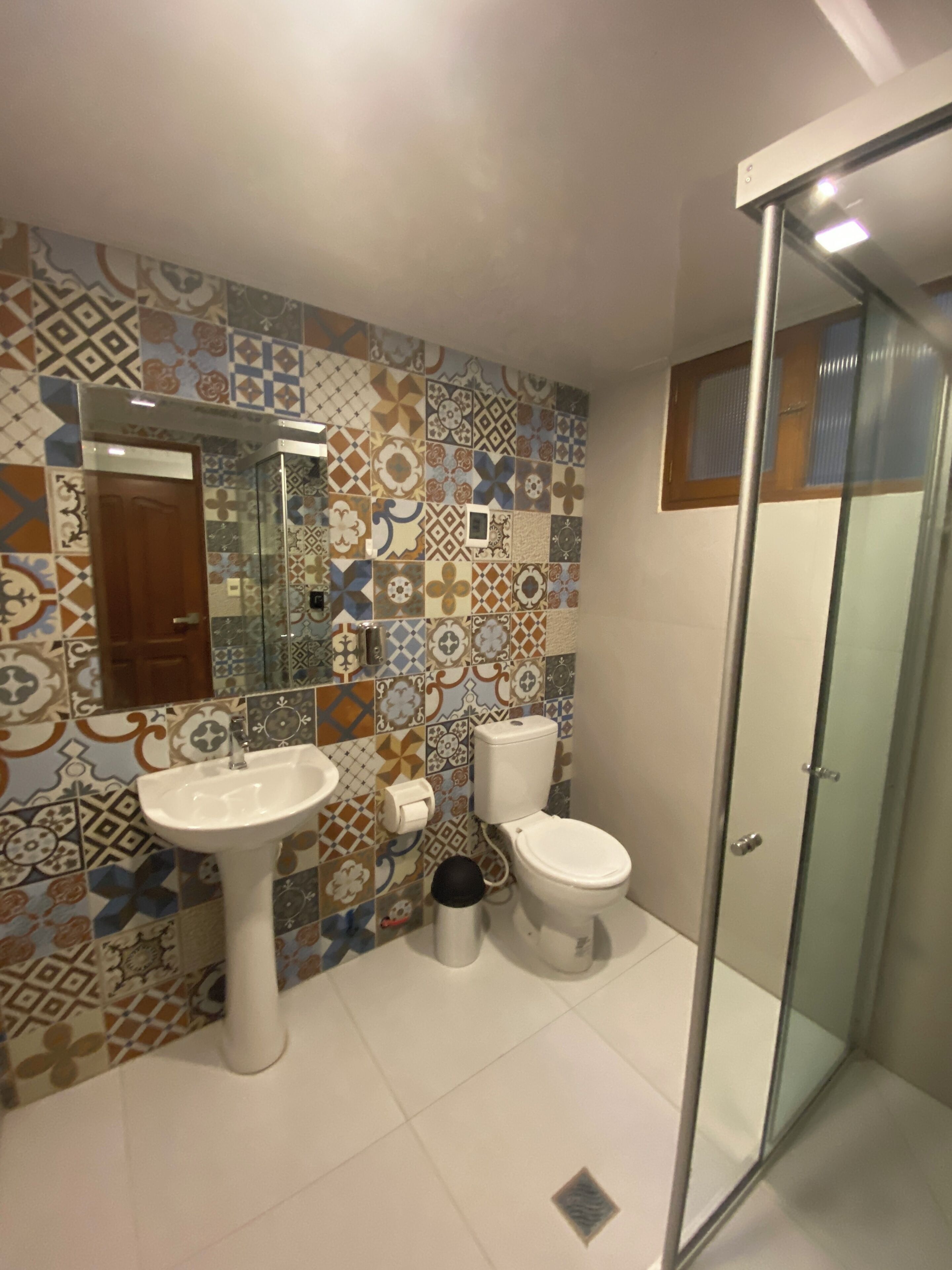 economy room, 1 double bed | bathroom | shower, soap, shampoo, toilet paper