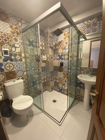 Executive Studio Suite | Premium bedding, down comforters, memory foam beds, free WiFi. Izza Hotel