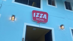 Ein Gebäude mit einem Schild, auf dem 