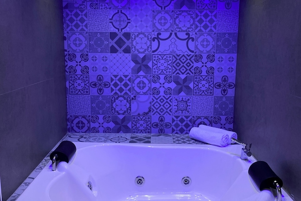 Executive Studio Suite | Bathroom | Shower, soap, shampoo, toilet paper