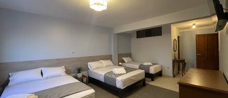 Habitación triple | Ropa de cama de alta calidad y edredones de plumas