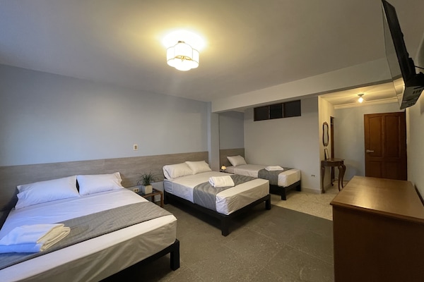 Habitación triple | Ropa de cama de alta calidad, edredón y camas con efecto memoria