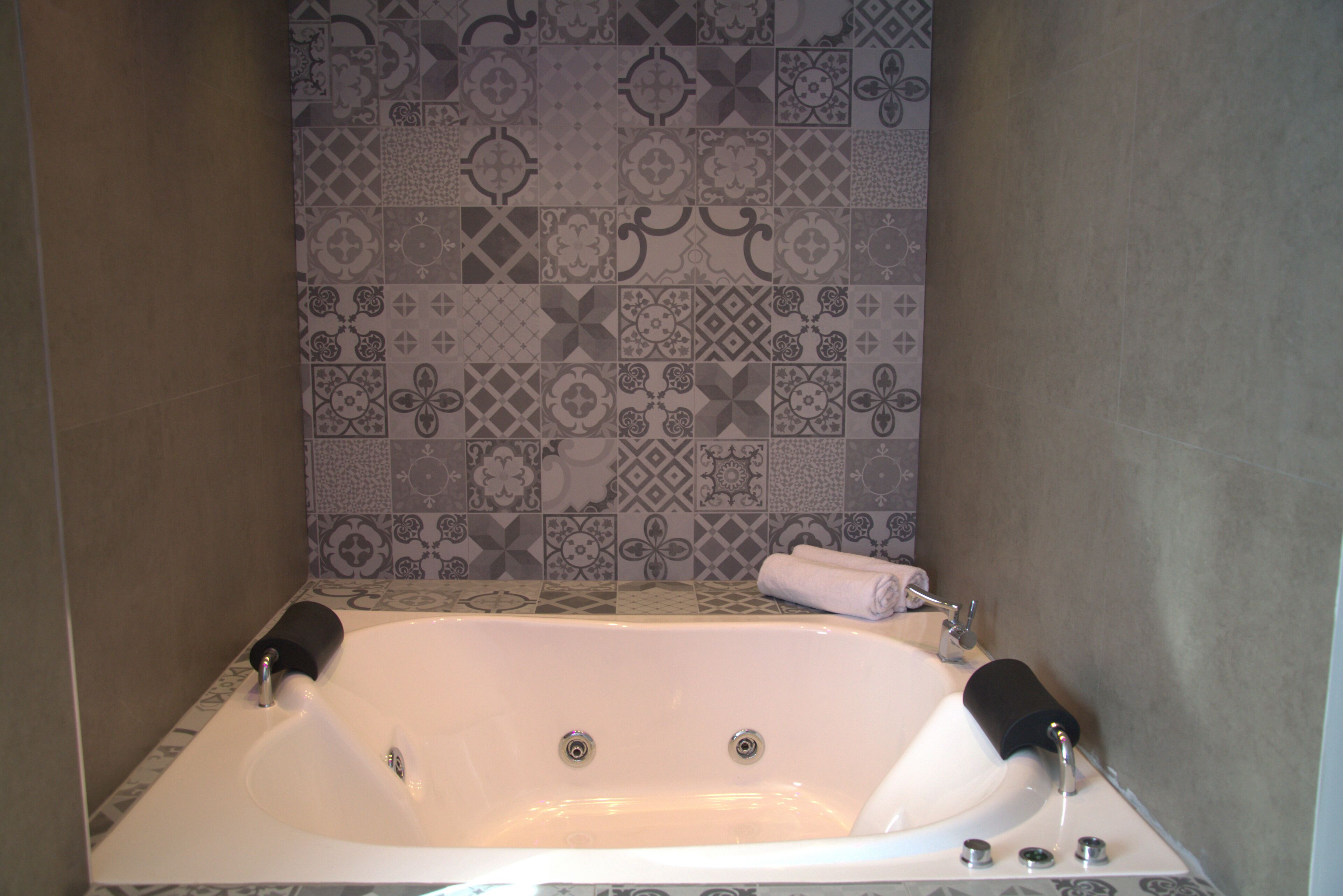 executive studio suite | bathroom | shower, soap, shampoo, toilet paper