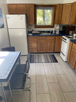 冰箱、微波炉、烤箱、炉灶