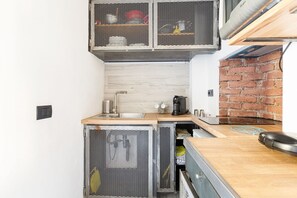 Réfrigérateur, micro-ondes, plaque de cuisson